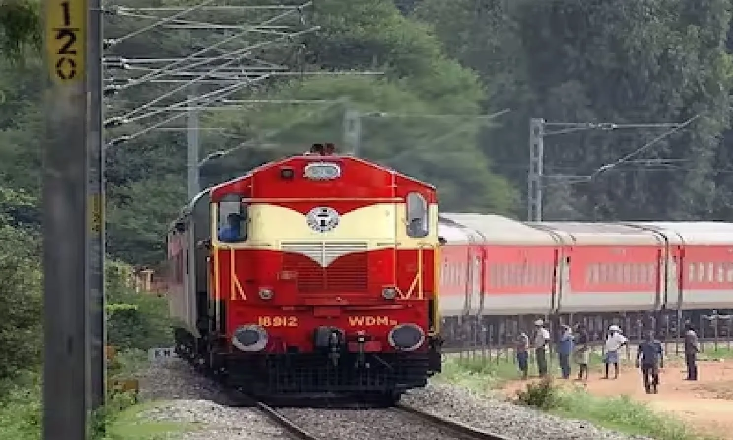 Special Trains For Chhath Pooja: दिवाली और छठ के अवसर पर चलाई जाएंगी स्पेशल ट्रेन