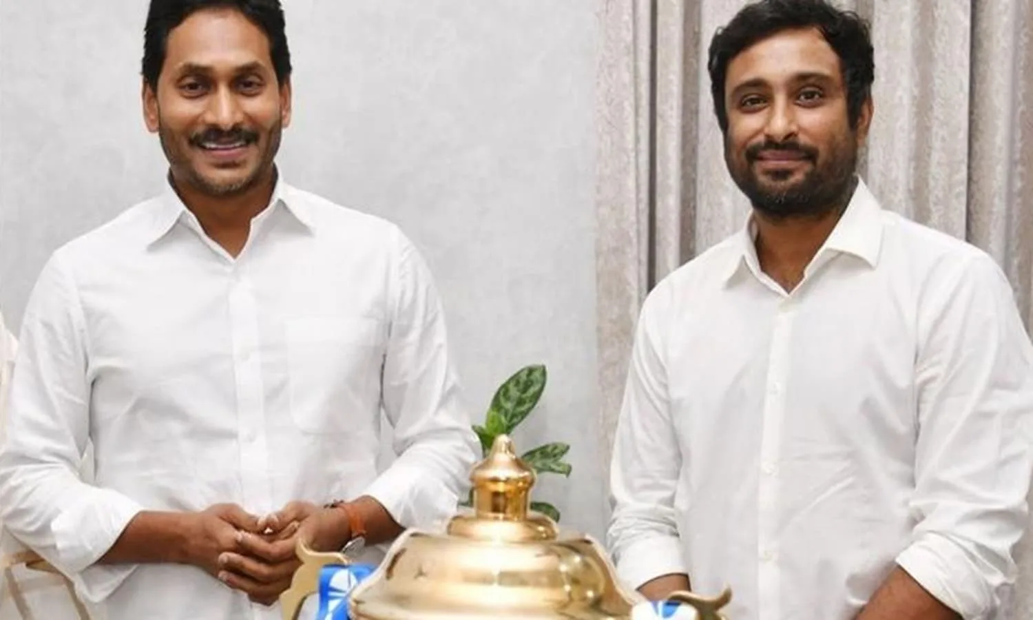 Ambati Rayudu Joine YSR Congress: राजनीति की पिच में उतरे अंबति रायडू