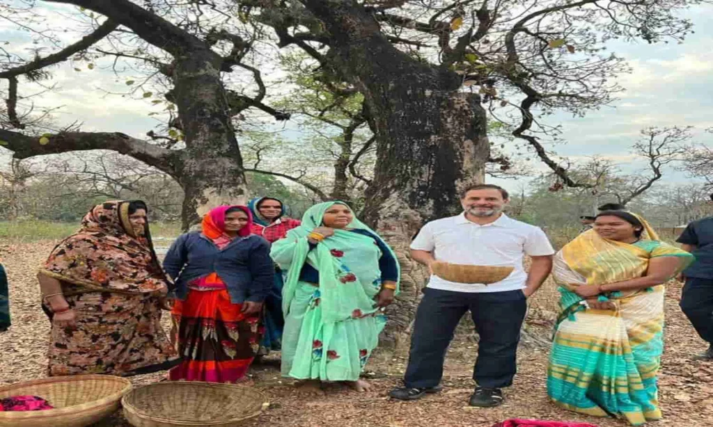 Rahul stopped the convoy and met the tribal women of Shahdol