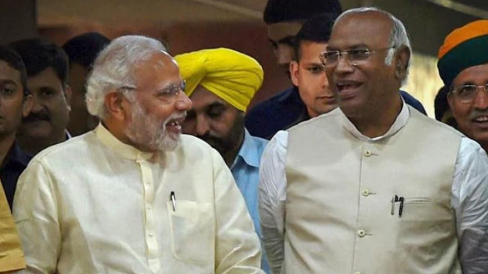 Congress President Kharge: प्रधानमंत्री मोदी के ‘ध्यान’ पर भड़की कांग्रेस!