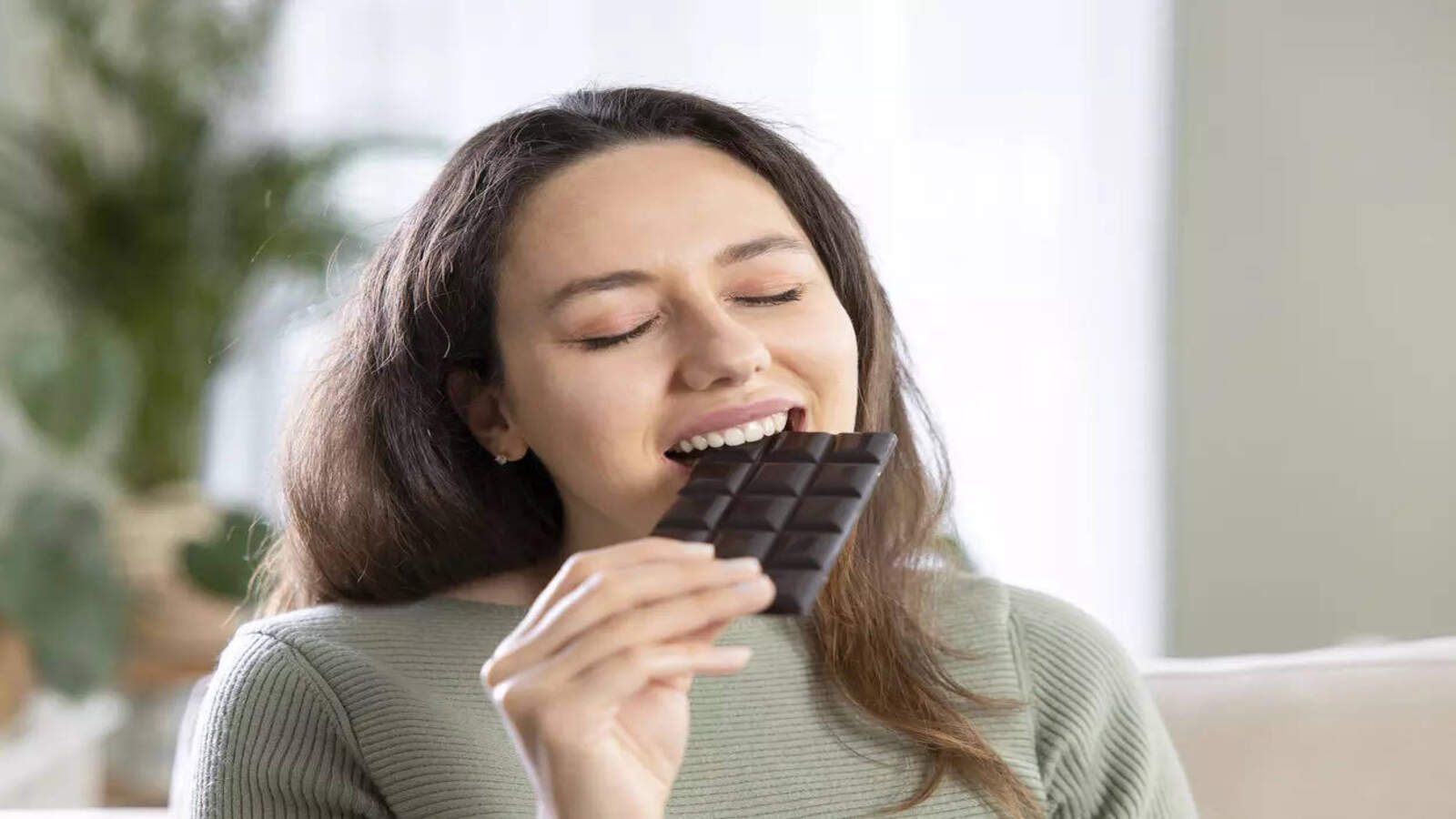 Mental Stress: डार्क चॉकलेट खाने से कम होता है स्ट्रेस