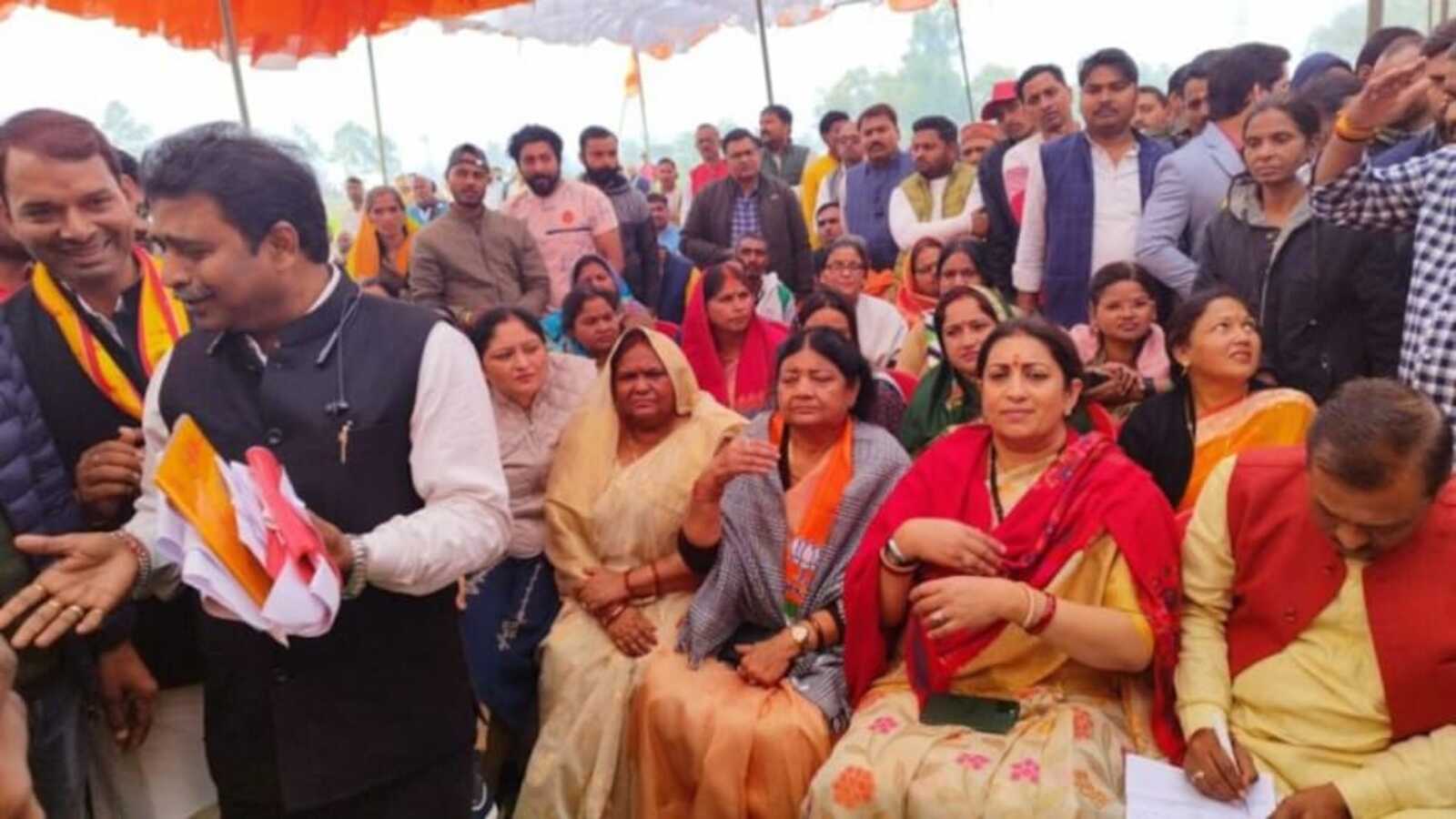 Amethi Loksabha : सपा नेता का परिवार BJP प्रत्याशी के लिए मांग रहा वोट