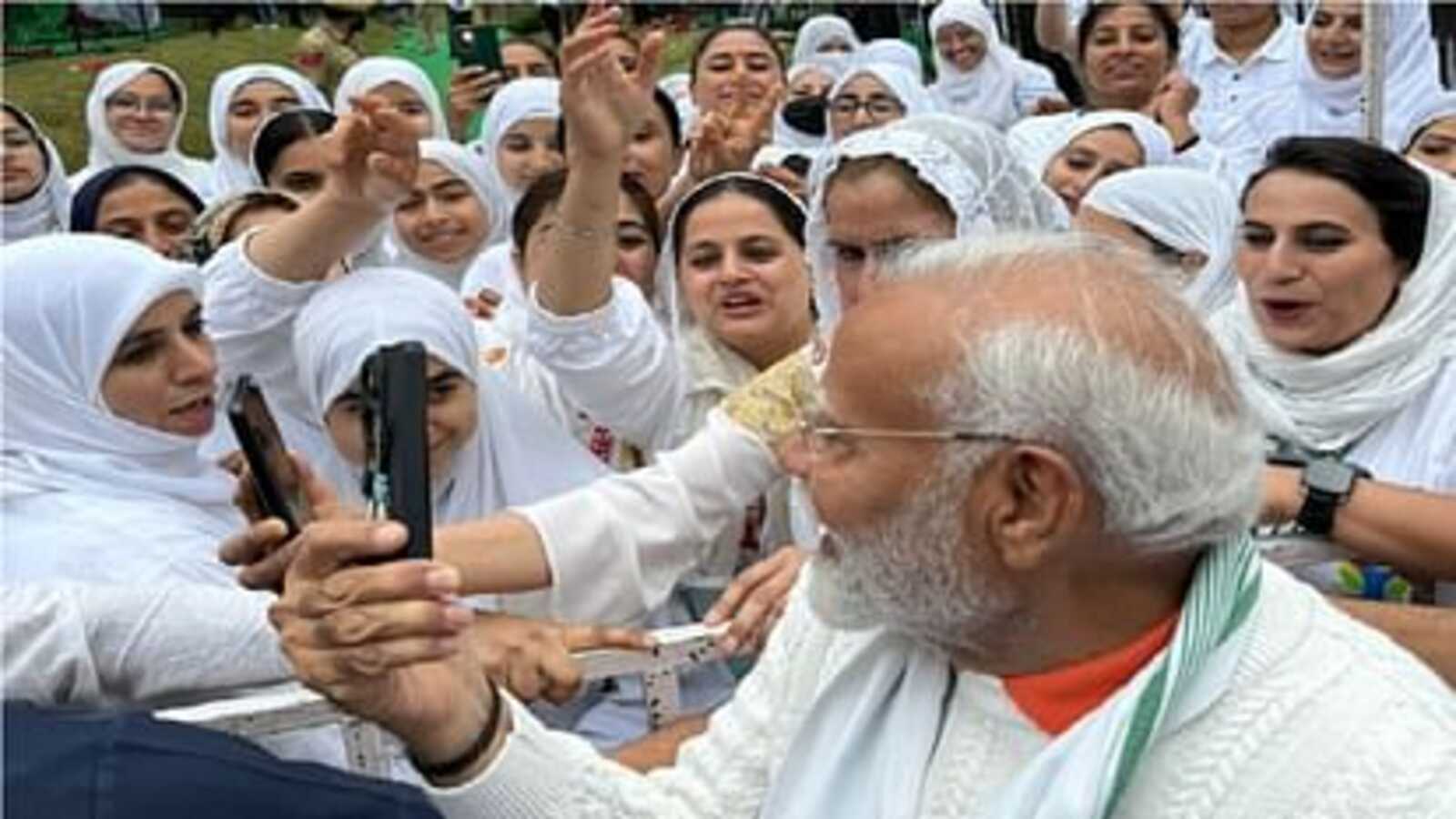 PM Modi on Yoga Day : योग के बाद पीएम मोदी ने महिलाओं संग ली सेल्फी, 10 साल की यात्रा का किया जिक्र