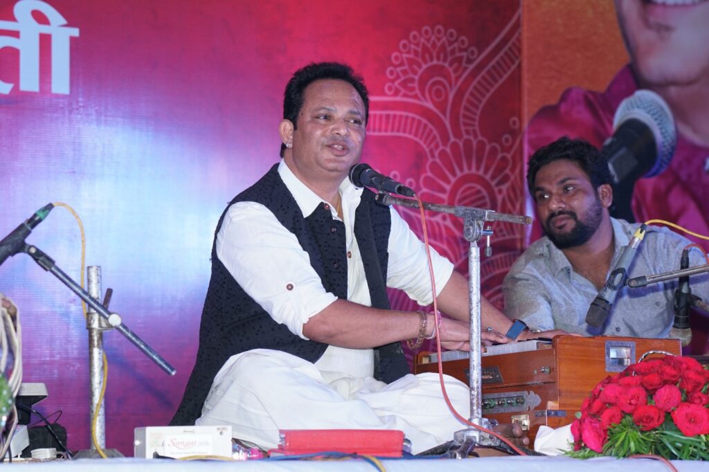 Famous Ghazal singer Dr. Roshan Bharti performs in Rewa