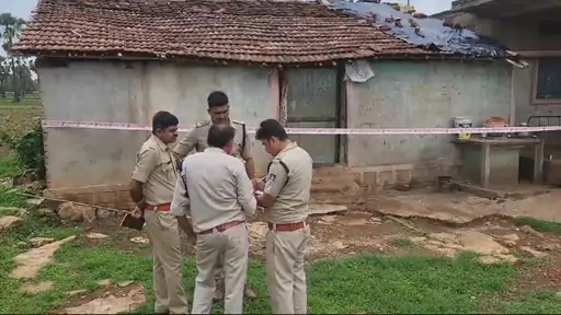 MP के आलीराजपुर में फांसी पर लटके मिले पति-पत्नी और 3 बच्चों के शव