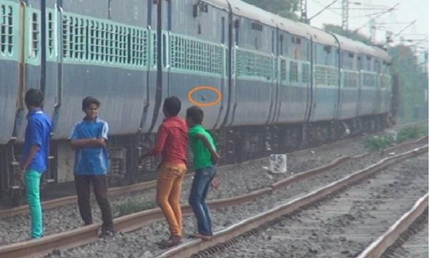 महाराष्ट्र के जलगांव में पैसेंजर ट्रेन पर पथराव , यात्रियों में दहशत