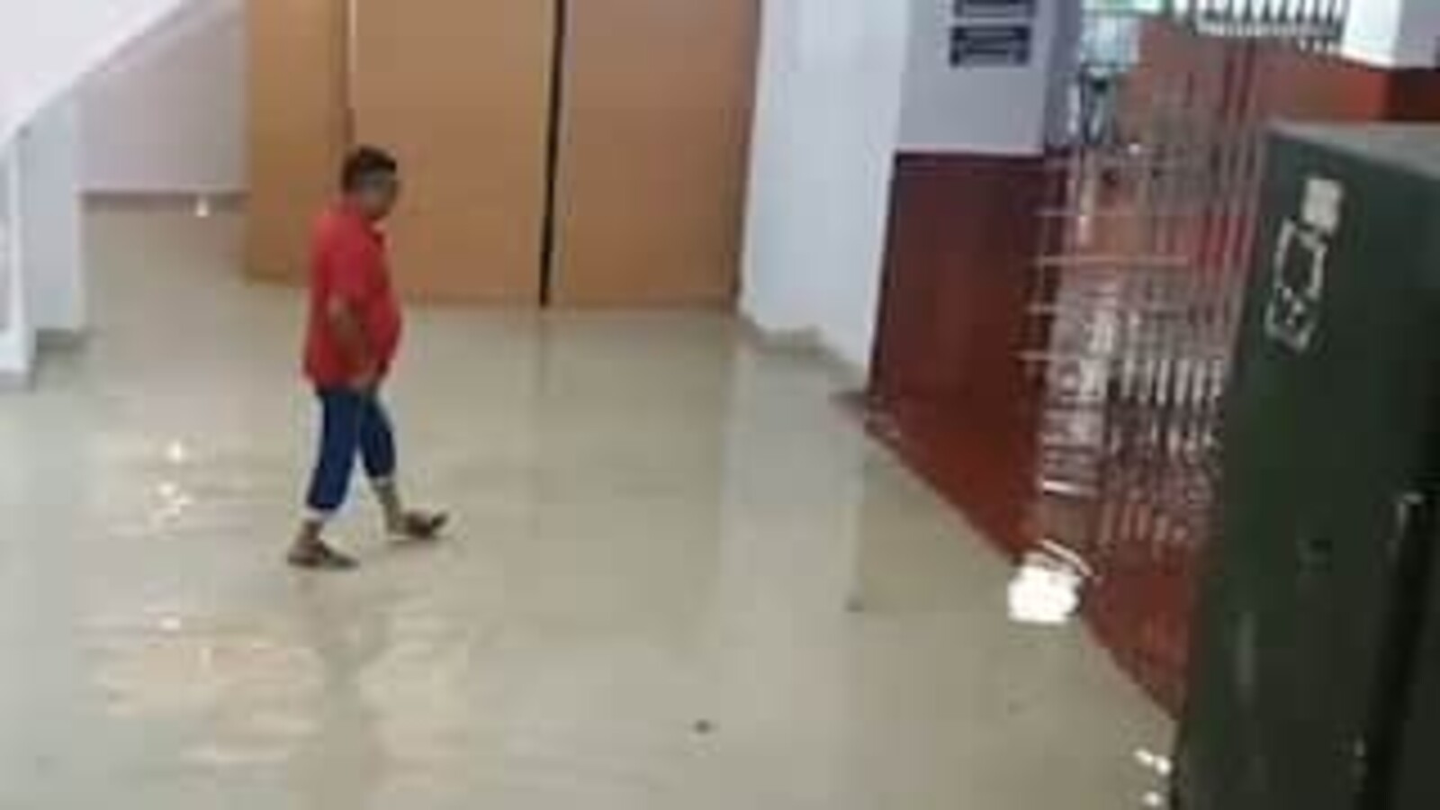 Lucknow Rains : तेज बारिश से विधानसभा में घुसा पानी, दूसरे गेट से बाहर निकले CM योगी