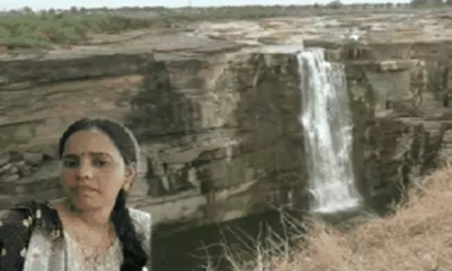 Rewa: फोटो खिंचवाने के चक्कर में जलप्रपात में गिरी महिला