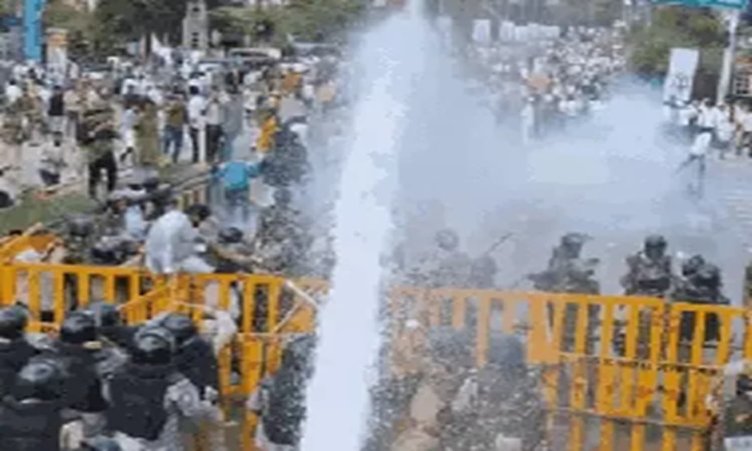 Rewa: कांग्रेस कार्यकर्ताओं को वाटर केनन और आंसू गैस गोले दागकर खदेड़ा