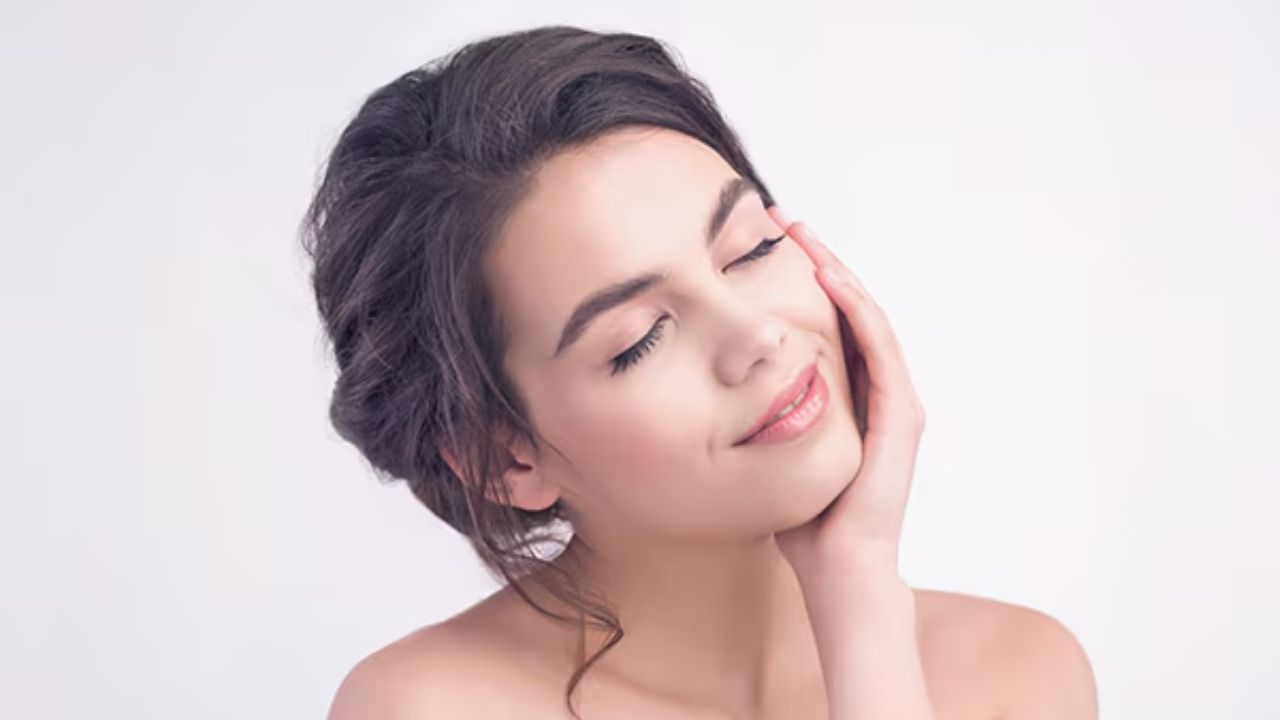 चेहरे पर दूध लगाने के हैं कई फायदे, फॉलो करें ये Skin Care Tips