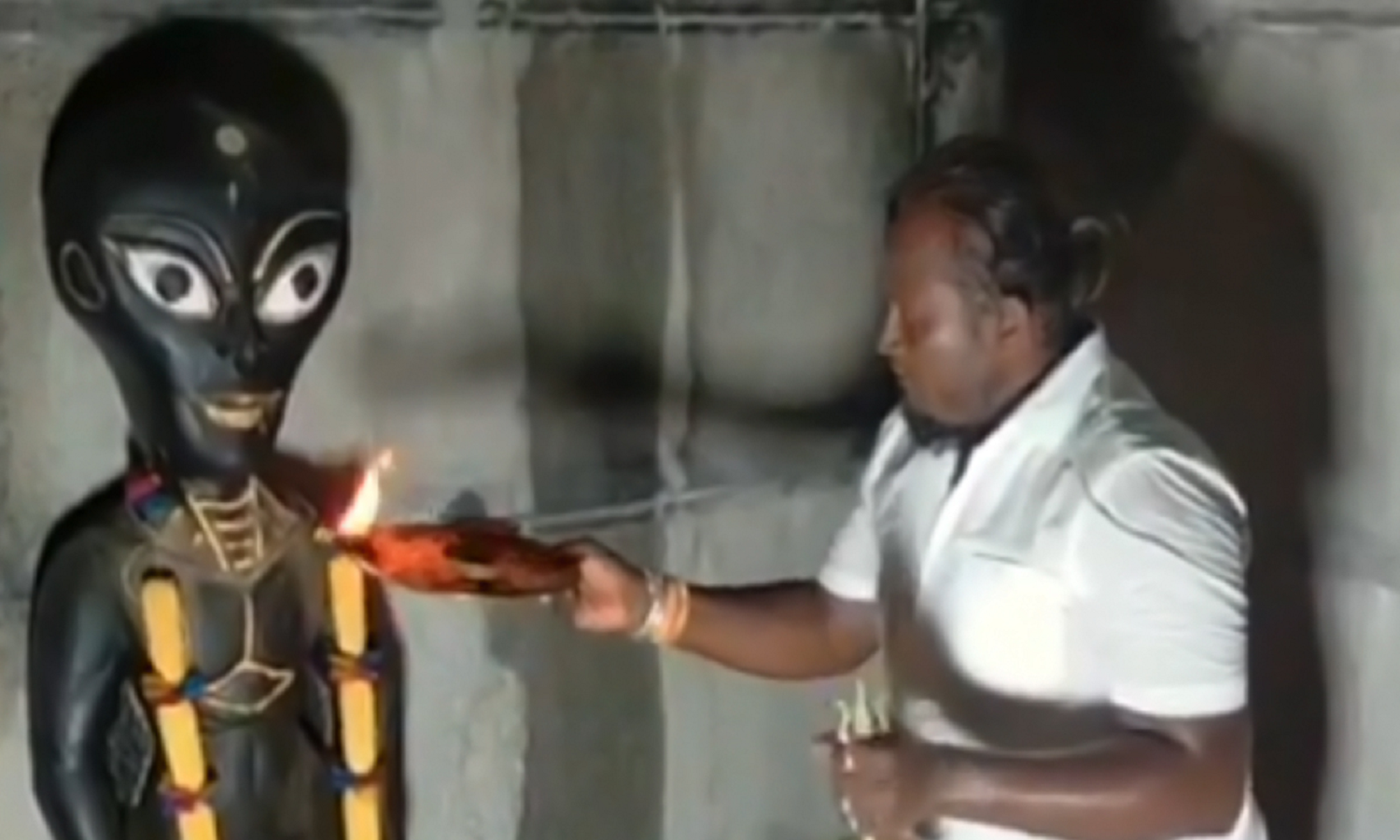 Tamilnadu News: तमिलनाडु में इस शख्स ने बनवा डाला एलियन का मंदिर