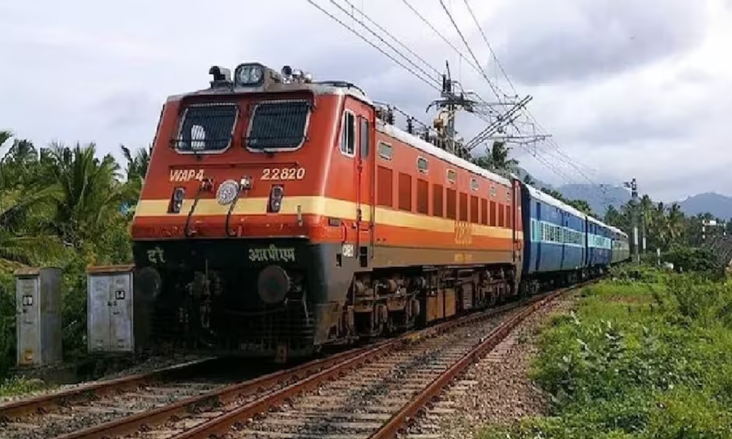 बिहार के गया में डिरेल हुई कोयले से लदी मालगाड़ी