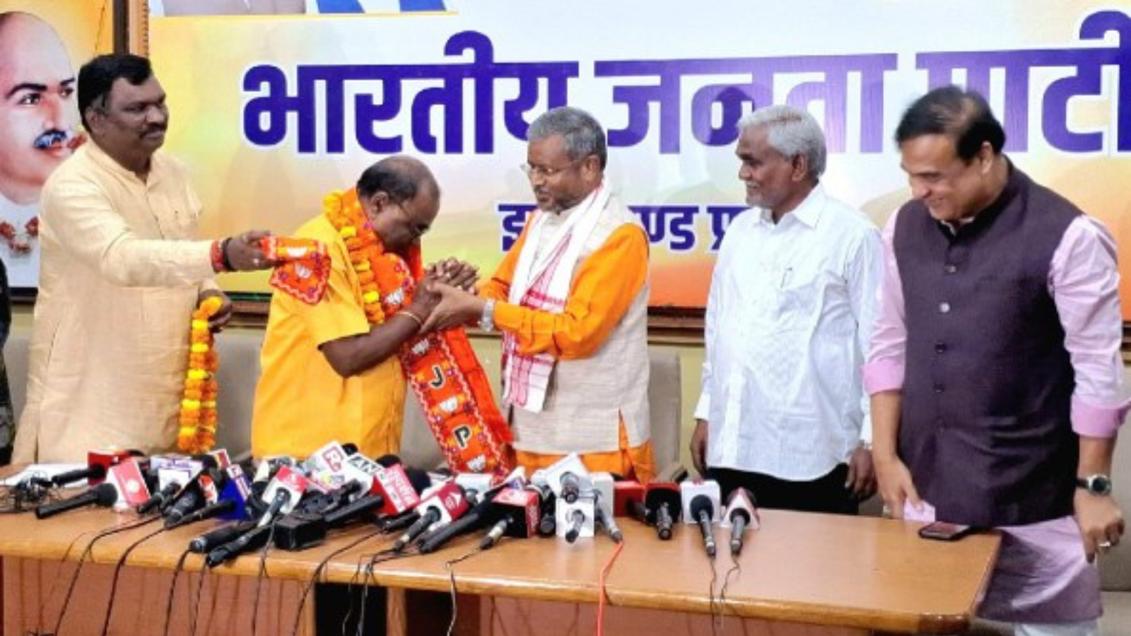 Lobin Hembrom: चंपई सोरेन के बाद हेमंत सोरेन के एक और बागी नेता BJP में हुए शामिल, क्या है राजनैतिक इतिहास ?
