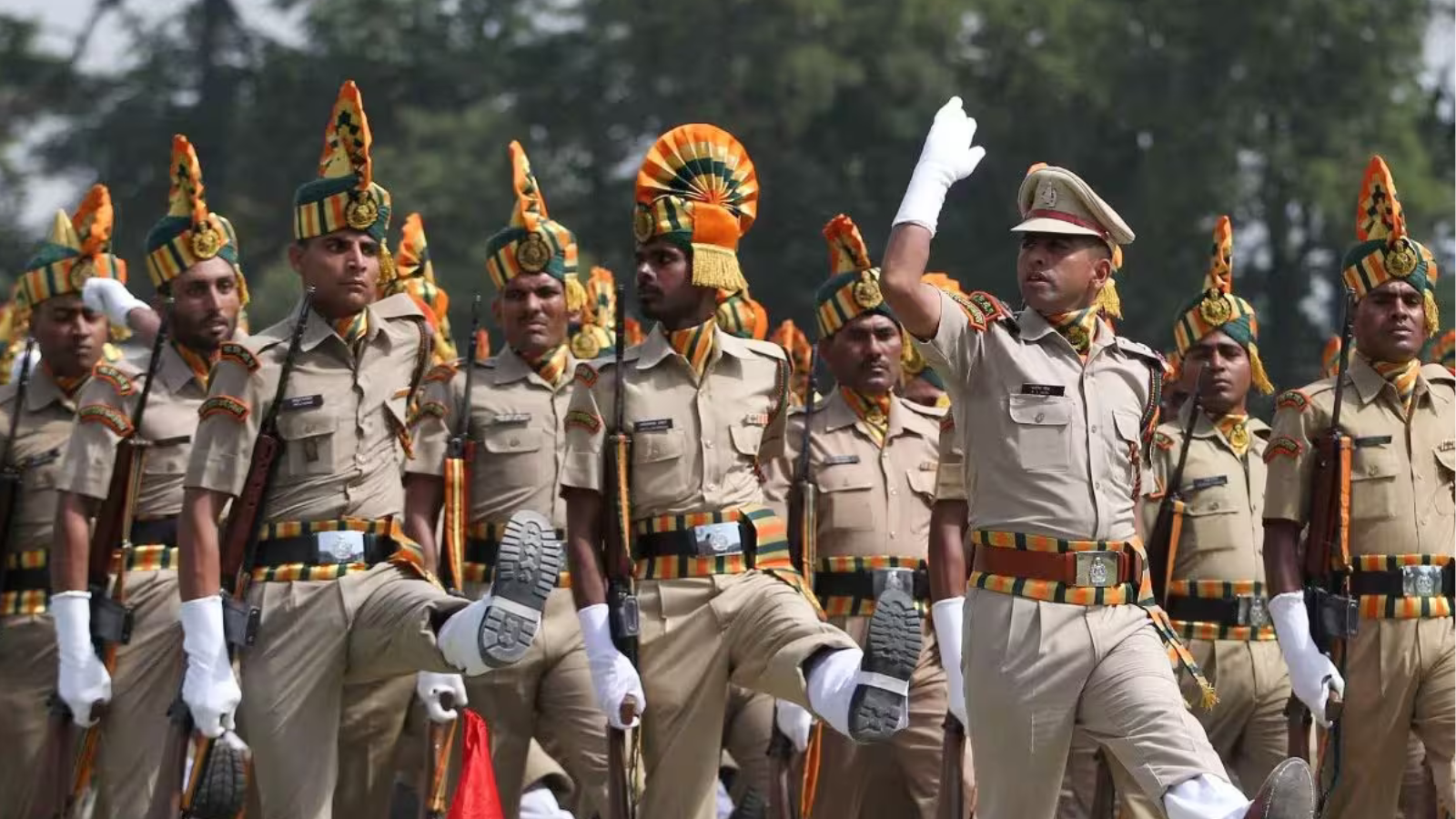 UP police Constable Exam: पहले दिन 3 लाख से अधिक परीक्षार्थियों ने छोड़ी परीक्षा , जानें क्या था कारण?