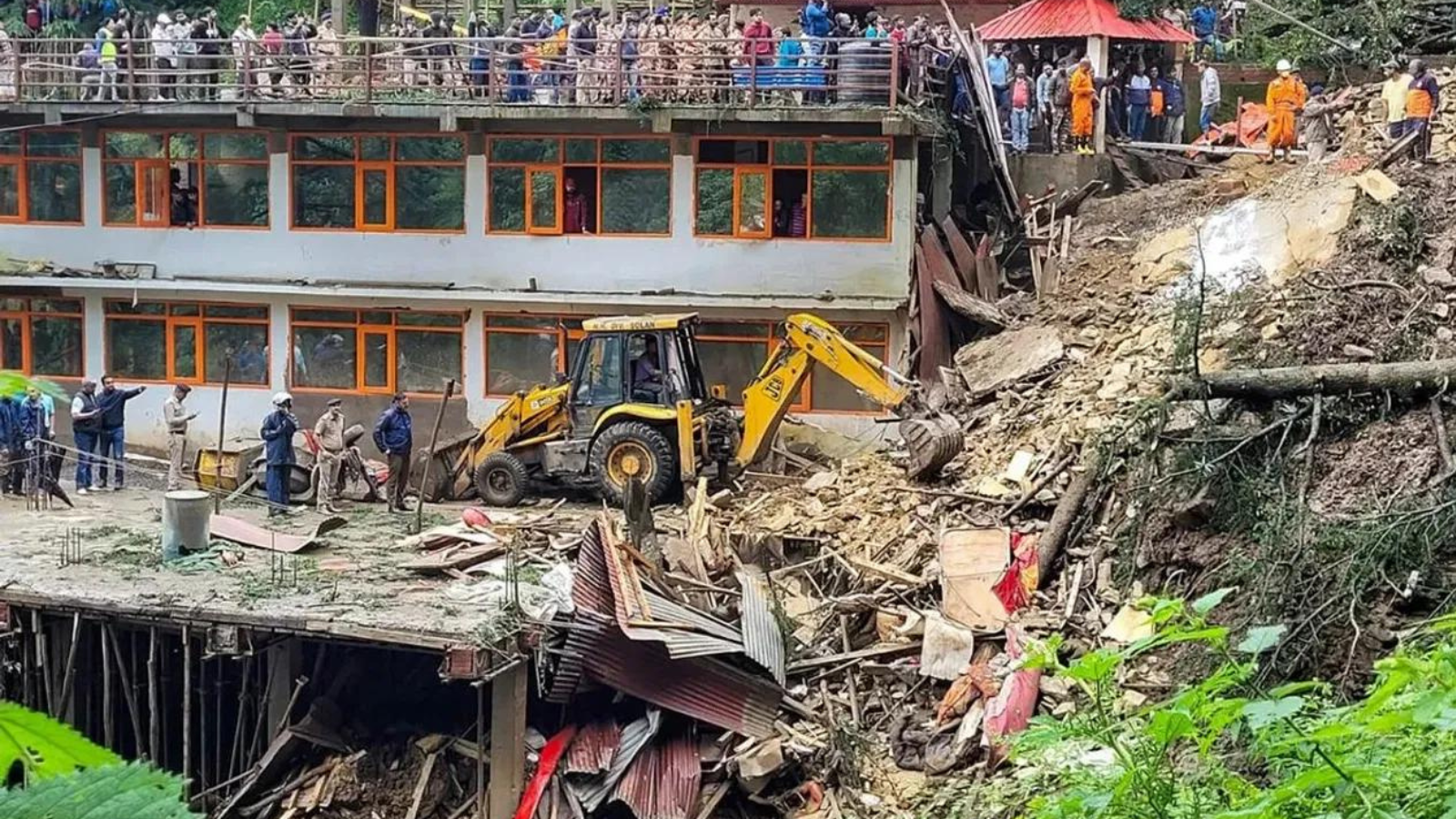 Himachal Disaster: फटने से चारो ओर त्राहिमान, बाढ़ और भूस्खलन से अब 121 घर तबाह।
