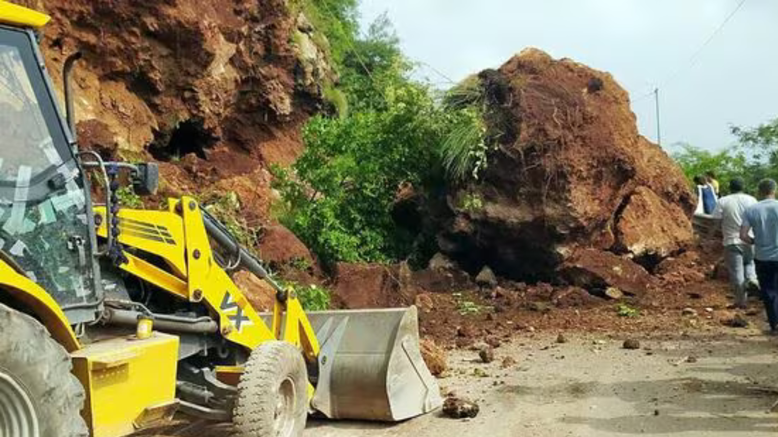 Himachal Landslide: बिलासपुर में खतरे की गोद में बच्चे, धंसने लगा चांदपुर का खेल मैदान।