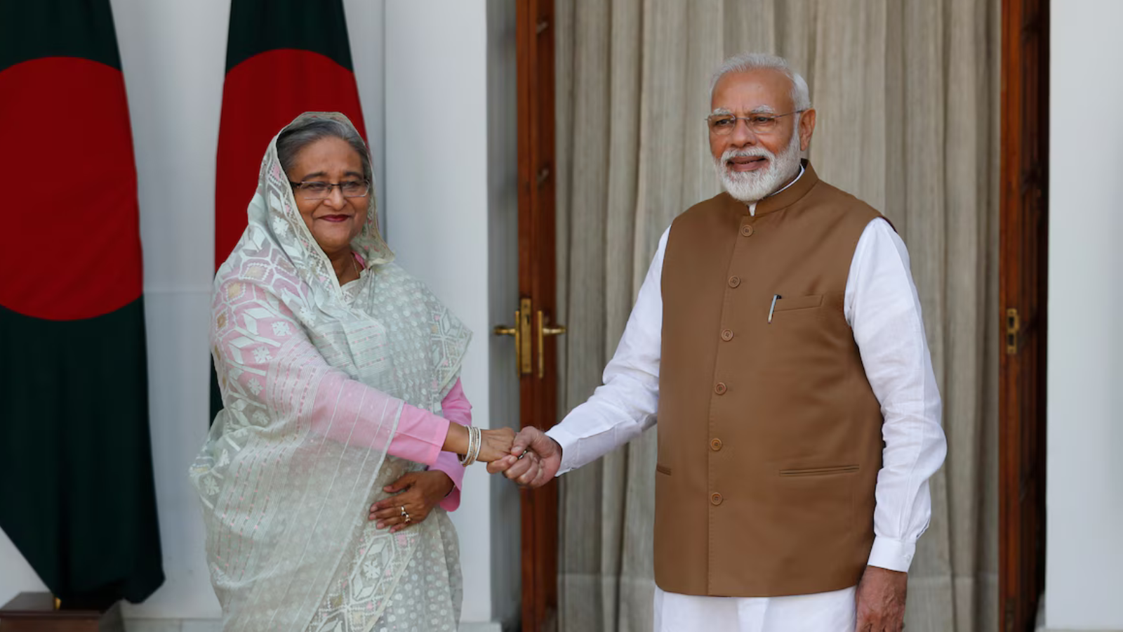 Bangladesh Crisis: भारत में कब तक रहेंगी Sheikh Hasina? बांग्लादेश की अंतरिम सरकार से धीरे-धीरे बढ़ रही बात