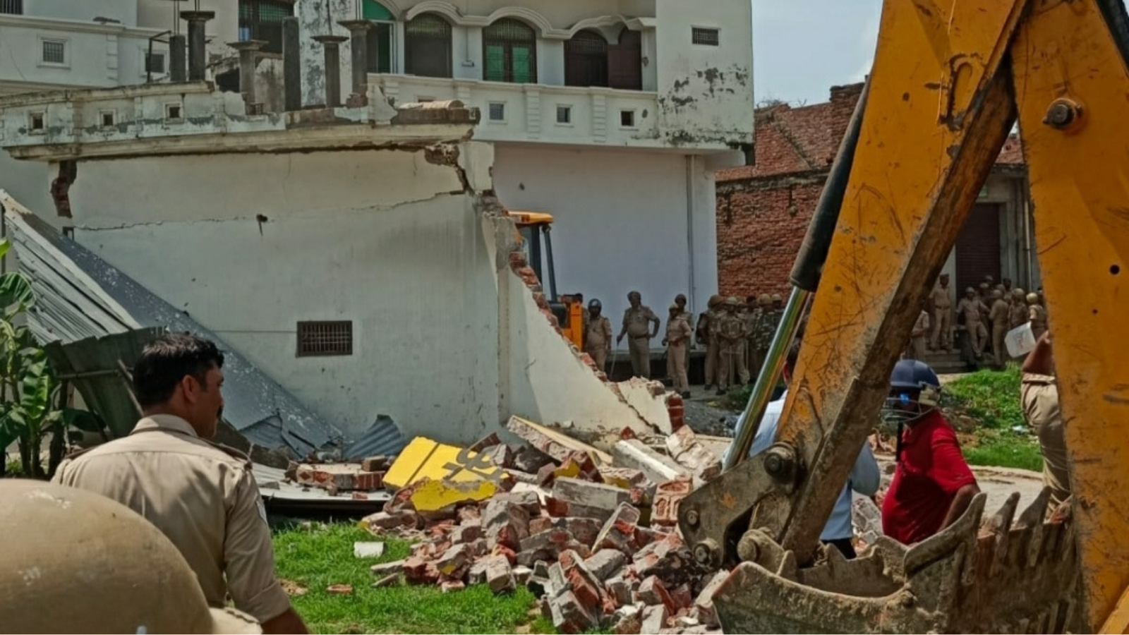 Ayodhya : सपा नेता के कॉम्पलेक्स पर चला बुलडोजर, क्षणभर में ध्वस्त हुई करोड़ों की संपत्ति।