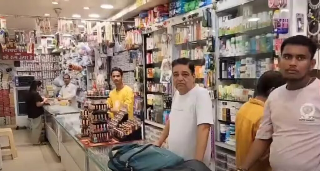 Theft in the shop in front of Shilpi Plaza in Rewa