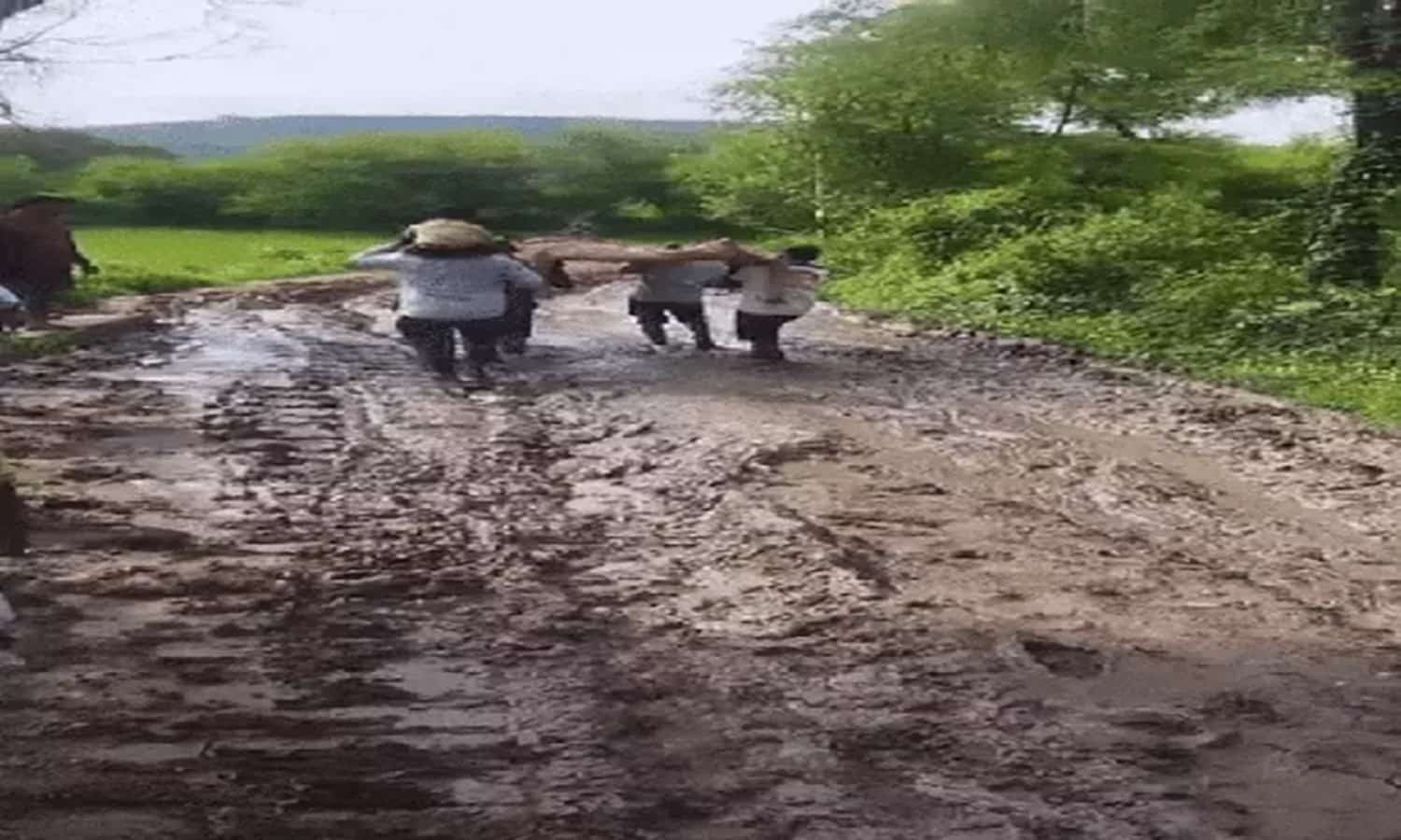 Rewa: गांव में रोड की समस्या, चारपाई में लिटाकर मरीज को पार कराया मार्ग