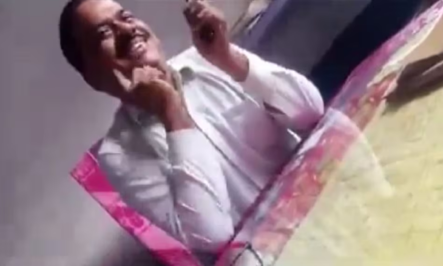 Viral Video: अभद्र इशारे करते हुए प्रबन्धक ने बोला- यहाँ रहना है तो शर्त है, देखें Video