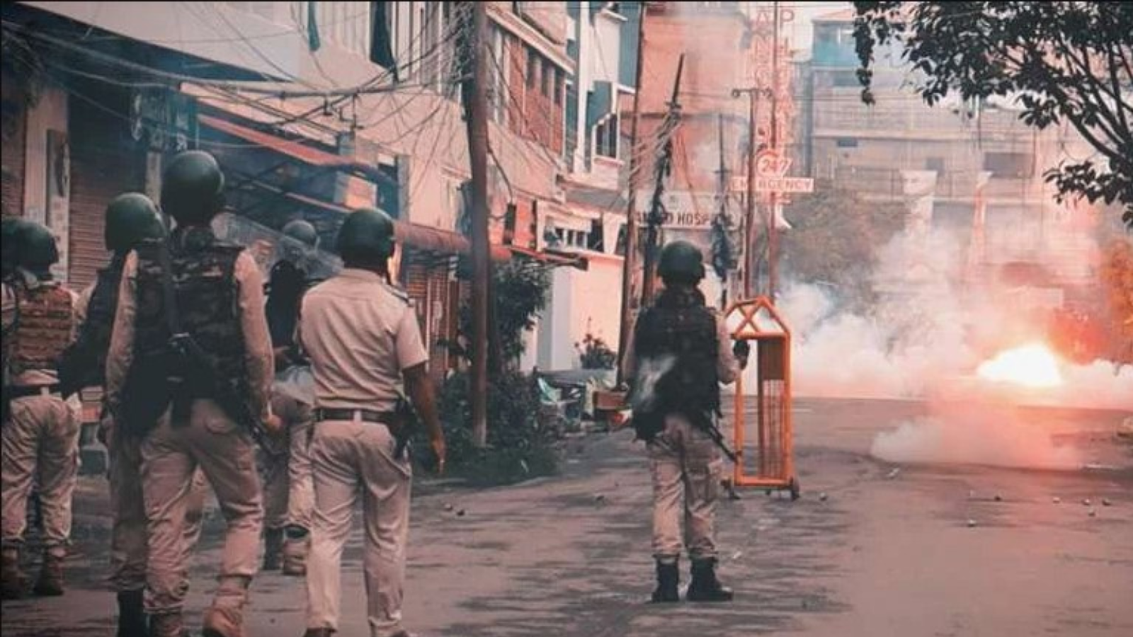 Manipur Violence: मणिपुर में फिर भड़की हिंसा, सुरक्षाबलों से लूट का प्रयास, दो पुलिसकर्मी घायल।