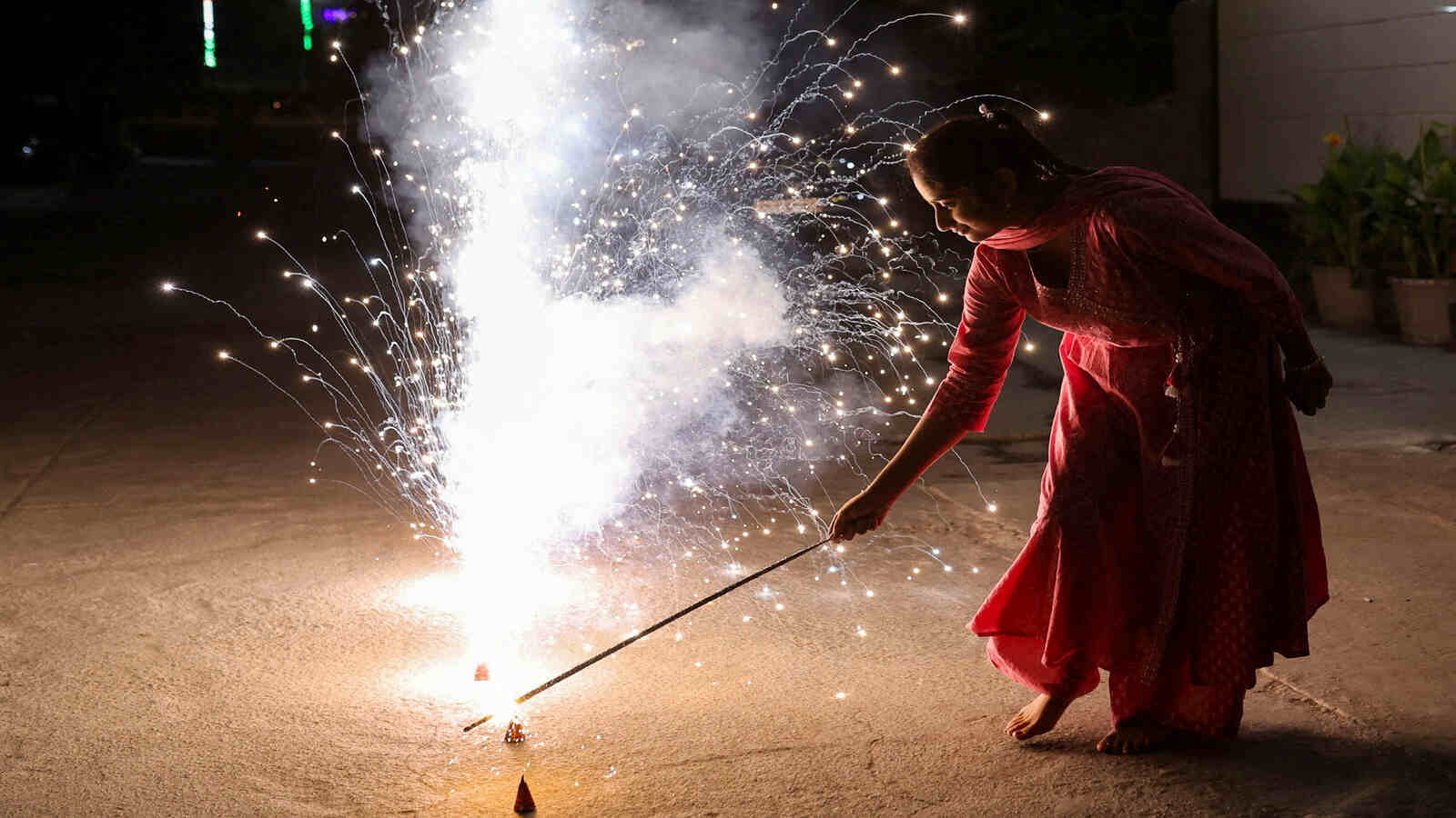 Diwali Firecrackers Side Effects : दीवाली पर पटाखे जलाते हैं तो जान लें पटाखों के धुएं के नुकसान 