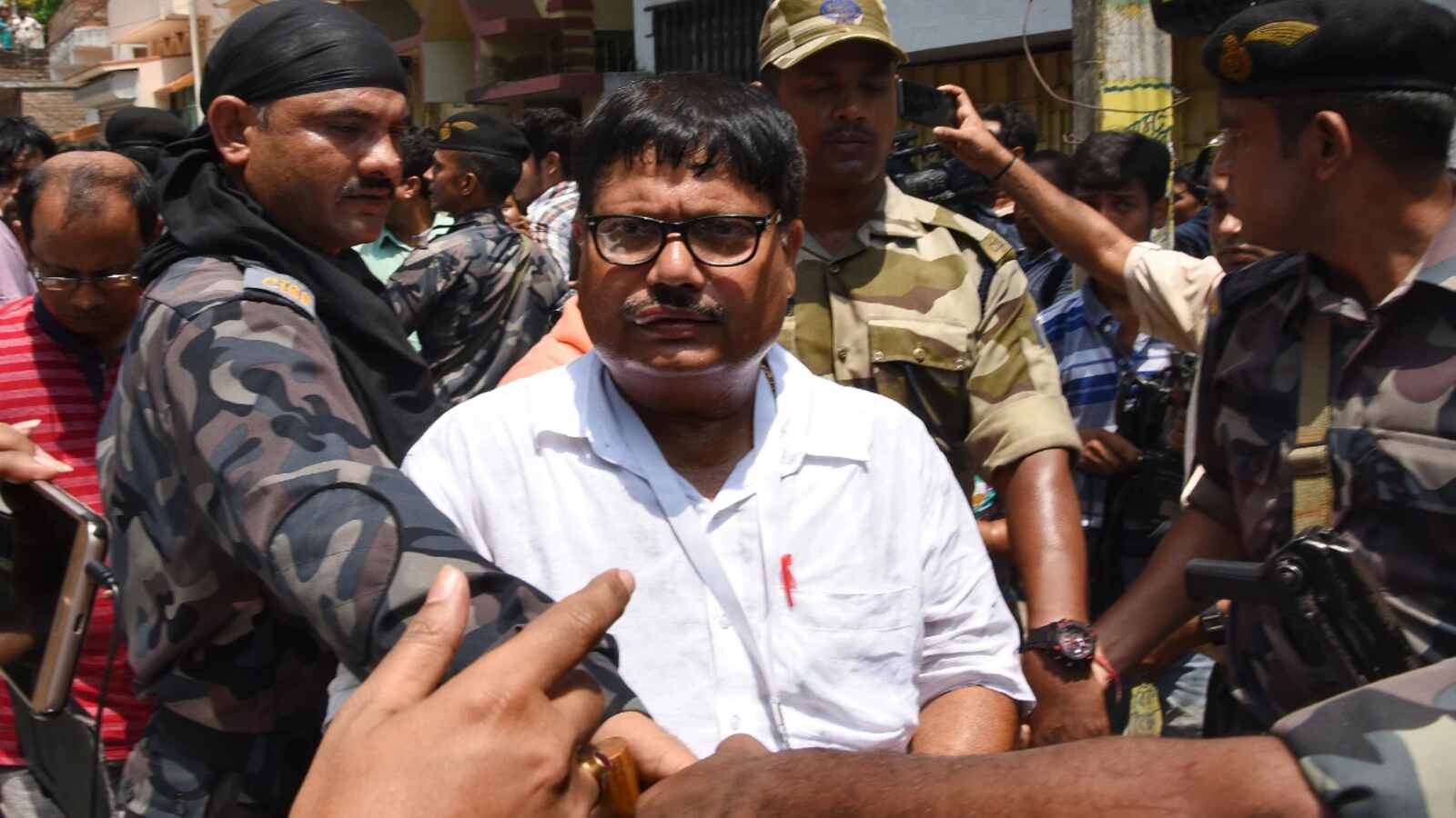 West Bengal BJP : पश्चिम बंगाल में बीजेपी नेता के घर पर फेंके गए बम, कई राउंड फायरिंग 