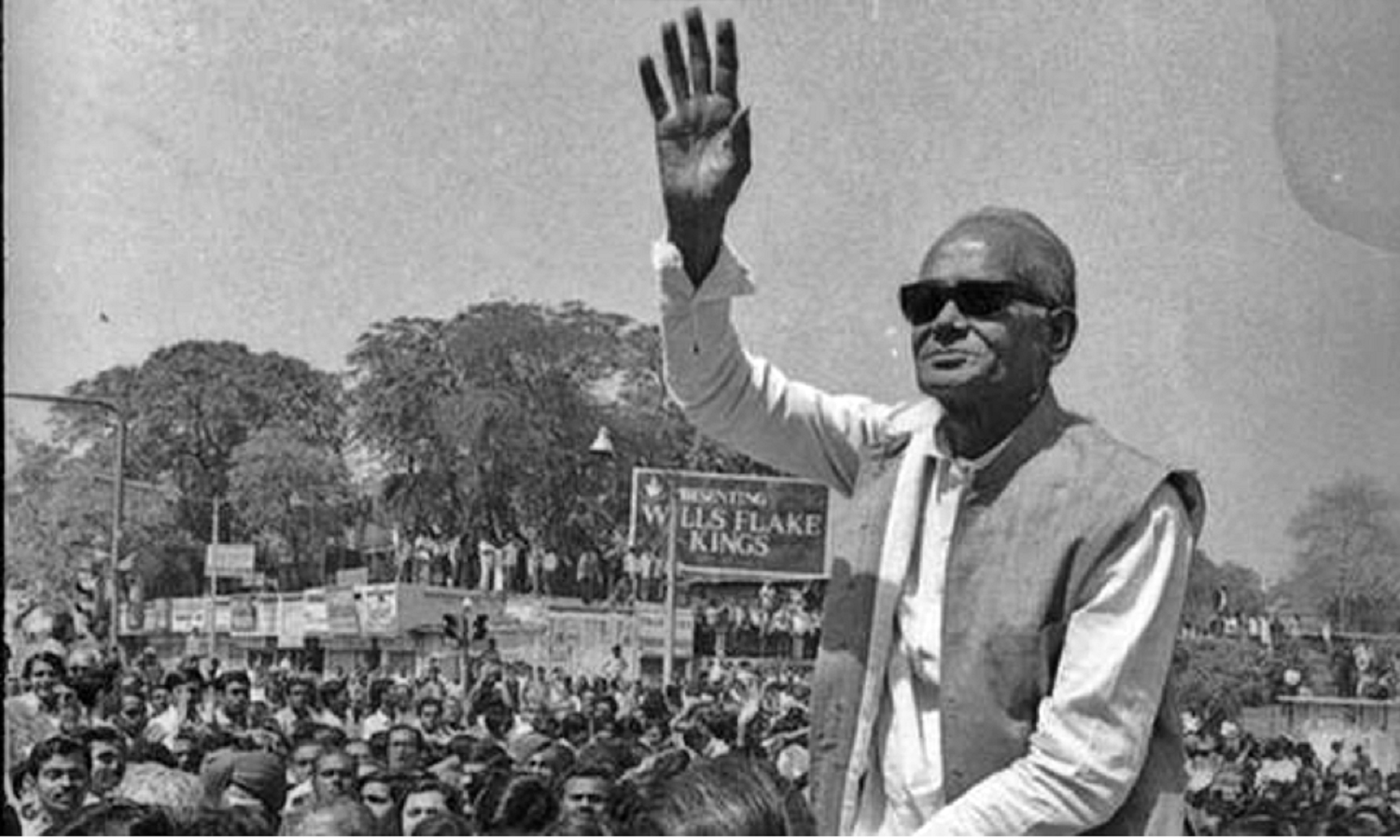Bihar Movement News :”जेपी ने फिरंगियों से आजादी की लड़ाई तो योद्घा की भाँति लड़ी,पर देसी गुलामी के खिलाफ लड़ते हुए खुद को होम दिया”