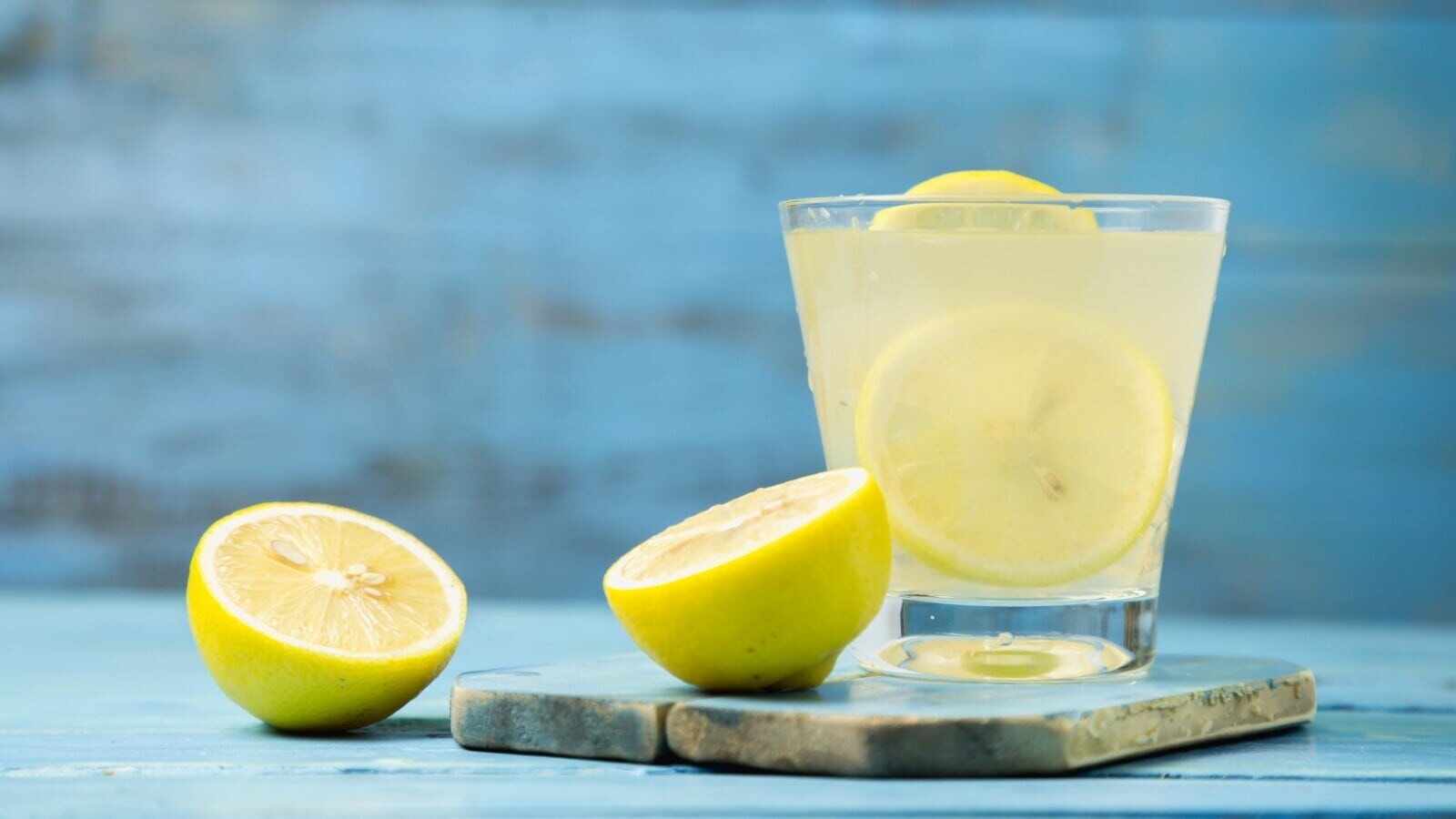 Lemon Water Side Effects : वजन कम करने के लिए पीते हैं नींबू पानी तो गल सकती हैं हड्डियां 