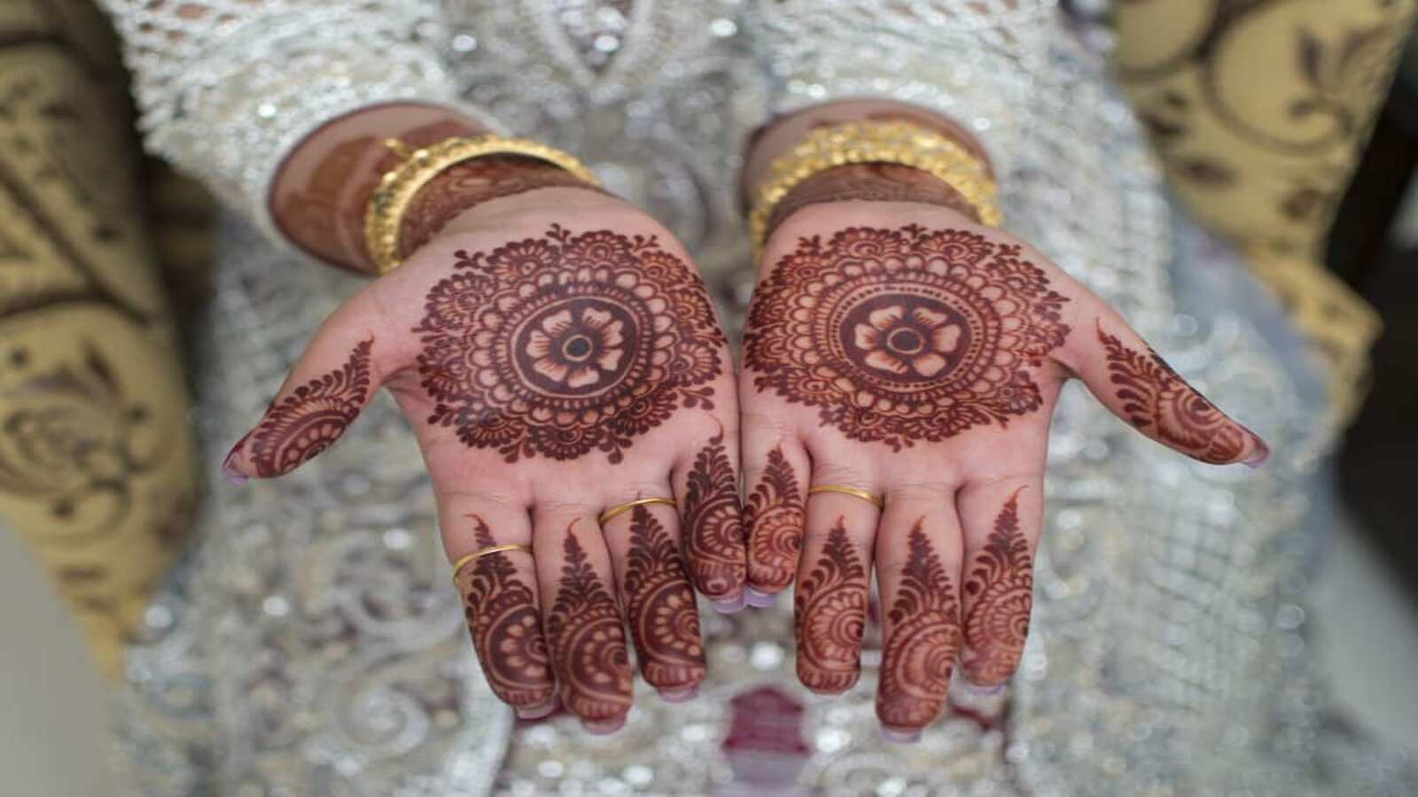 Karwa Chauth 2024 Mehandi : करवा चौथ में फीका है हथेली पर महंदी का रंग तो लौंग और तेल लगाएं 