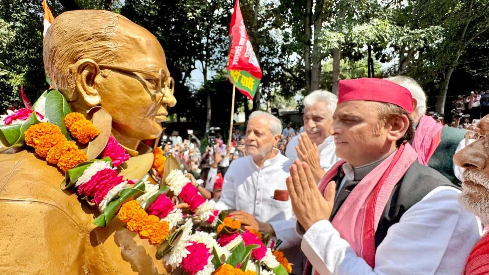 JPNIC Lucknow : अखिलेश यादव ने अपने लखनऊ स्थिति आवास के बाहर जेपी नारायन की प्रतिमा पर माल्यार्पण कर दी श्रद्धांजलि।