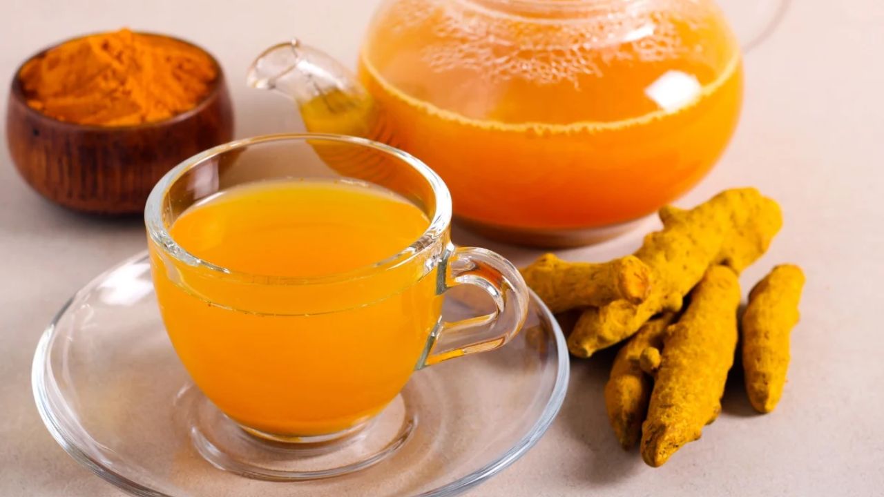 क्या आप भी पीते हैं सुबह खाली पेट हल्दी वाला पानी? जाने इसके फायदे
