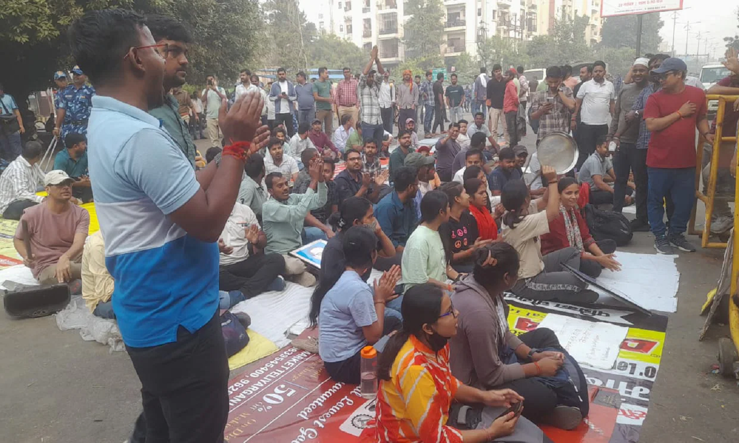 UPPSC Protest: आयोग के मेन गेट पर पहुंचे छात्र
