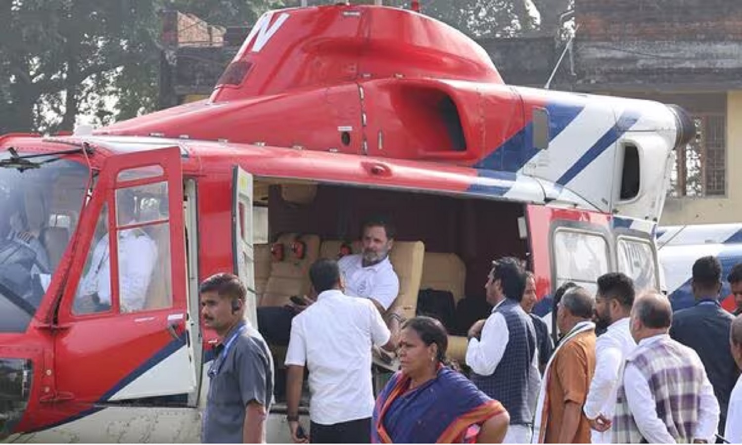 राहुल गांधी के हेलीकॉप्टर को उड़ने से क्यों रोका गया ! वजह पता चल गई