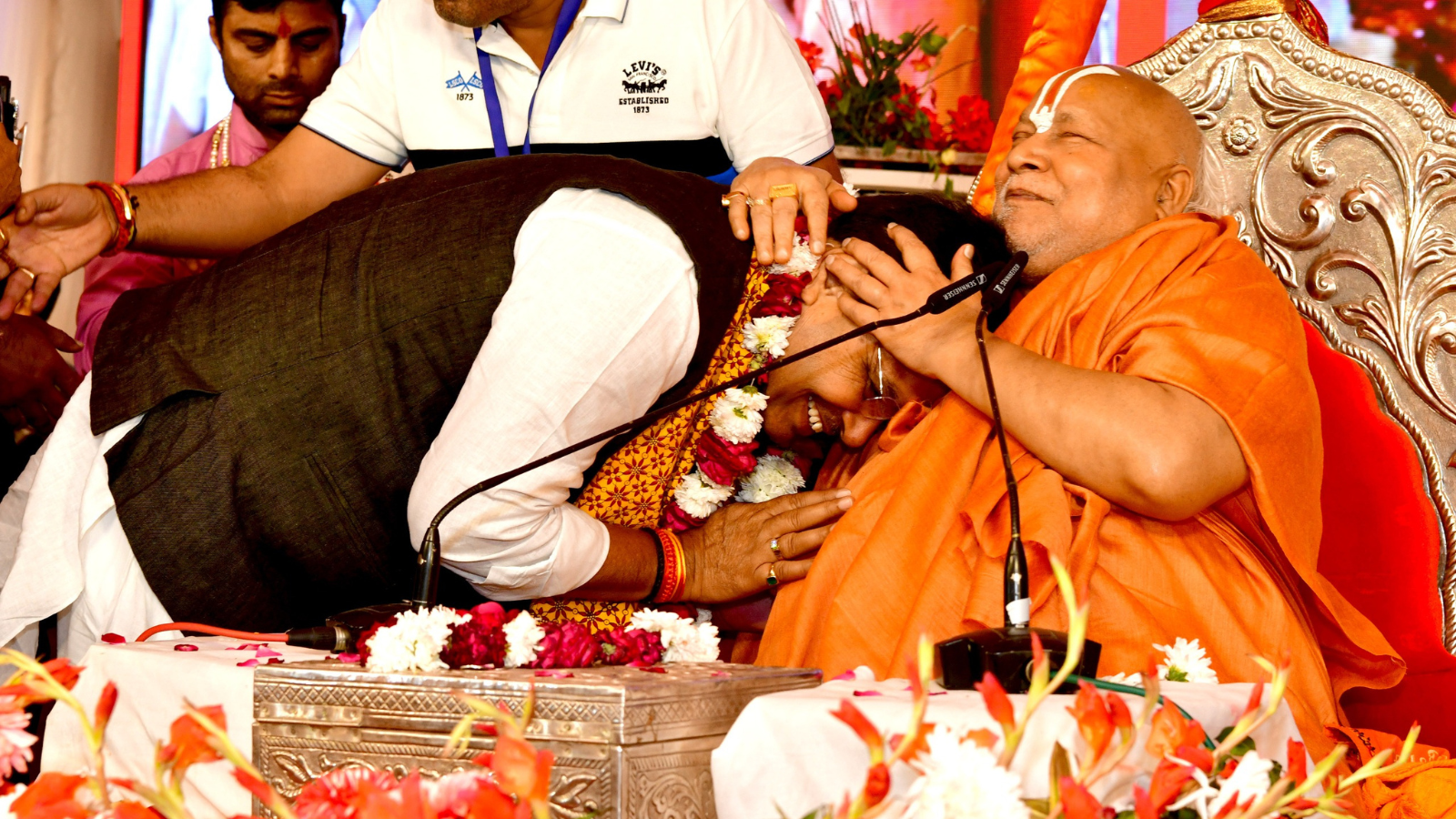 Rajasthan Politics : Jagadguru Rambhadracharya ने कथा के दौरान किया बड़ा खुलासा, CM Bhajanlal Sharma से मांगी गुरुदक्षिणा