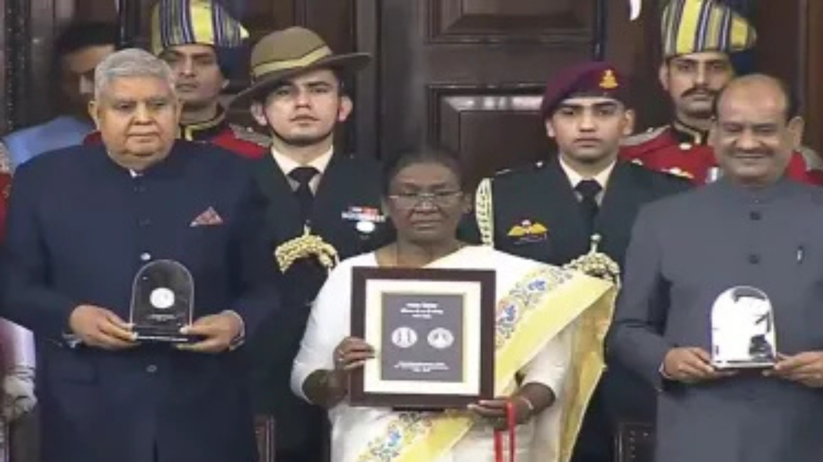 Constitution Day 2024 : President Droupadi Murmu ने जारी किया ₹75 का सिक्का, देखें कैसी है डिजाइन?