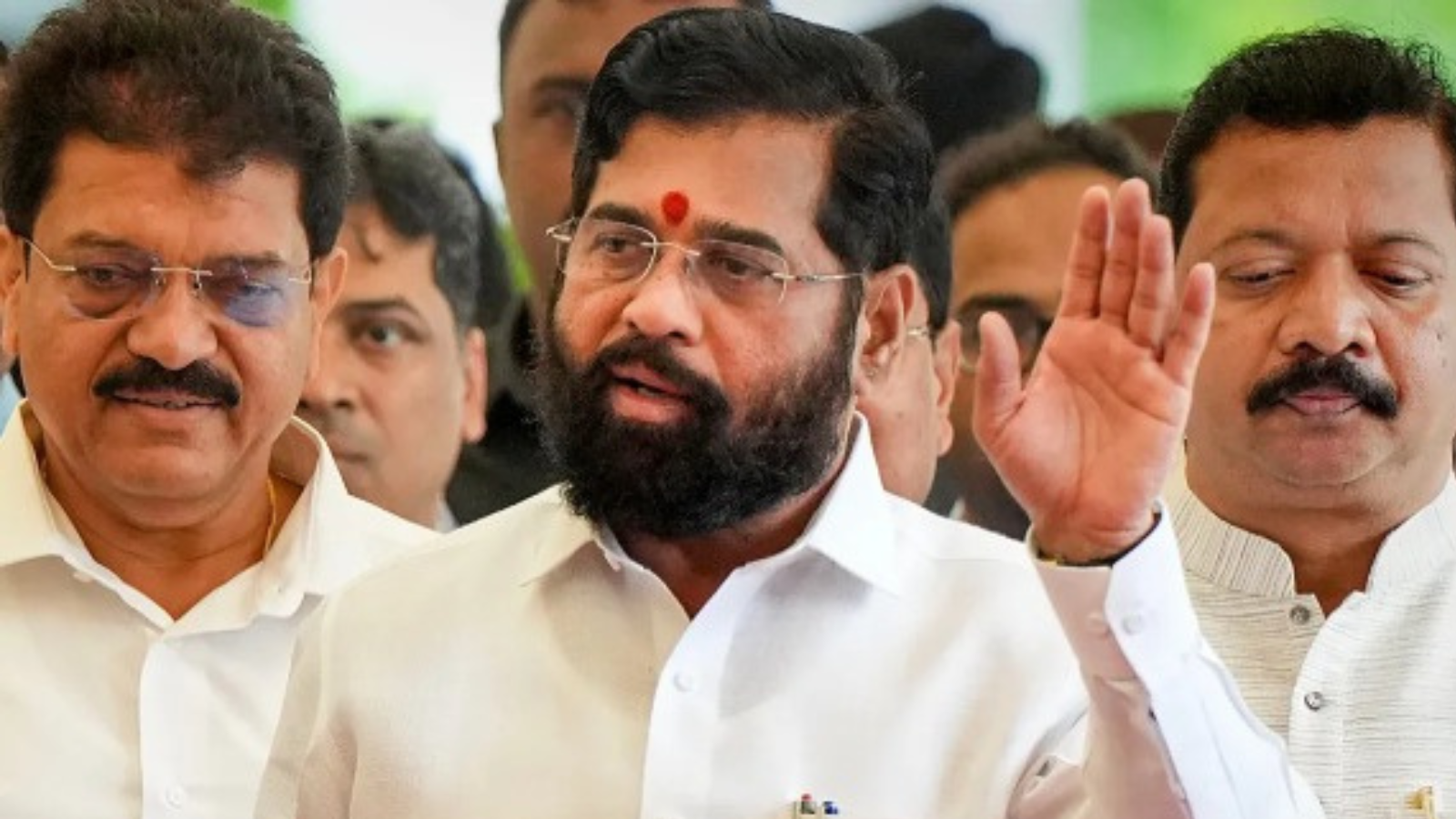 Maharashtra CM News : Eknath Shinde ने छोड़ दी कुर्सी, BJP से होगा CM? लेकिन कौन होगा? सस्पेंस बरकरार