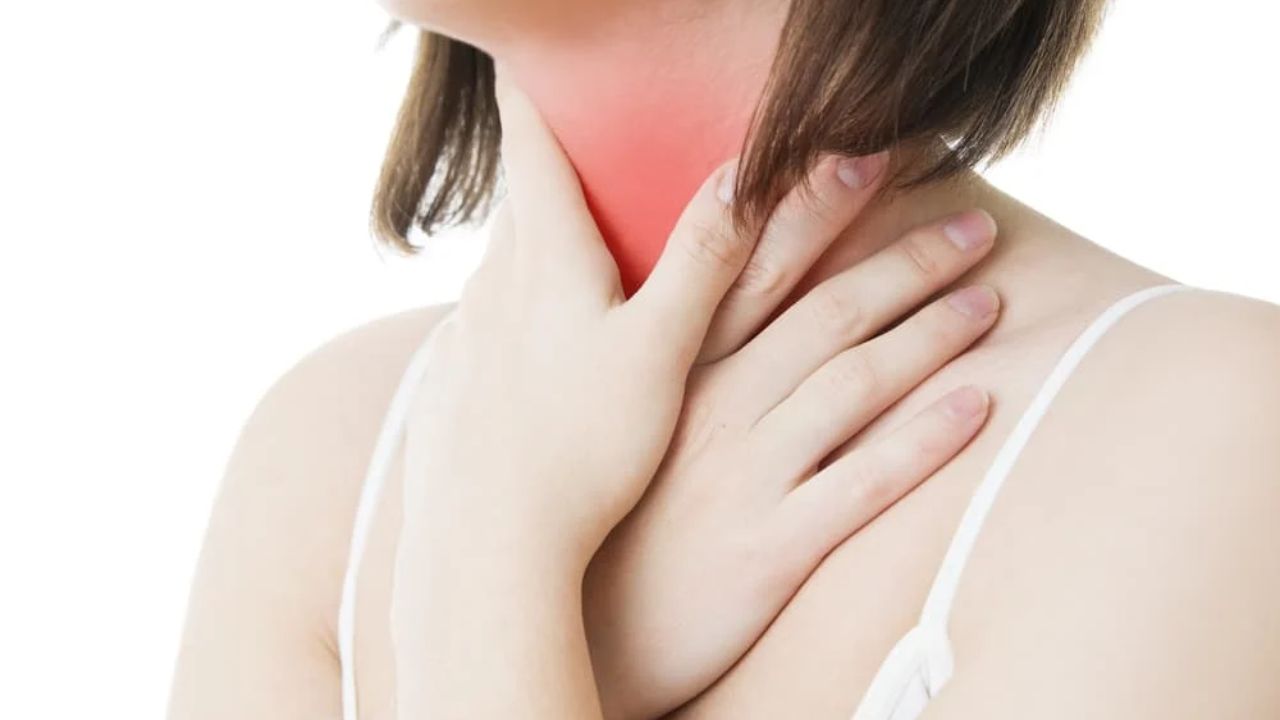 ठंड के मौसम में गले की खराश से हैं परेशान? फॉलो करें ये टिप्स