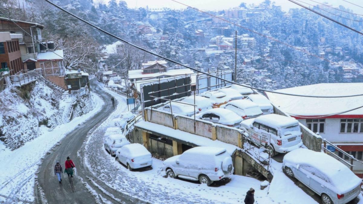 Weather Forecast: हिमाचल में यहां से न जाएं! शिमला समेत कई शहरों में बर्फबारी से रास्ते बंद, बिजली भी गुल