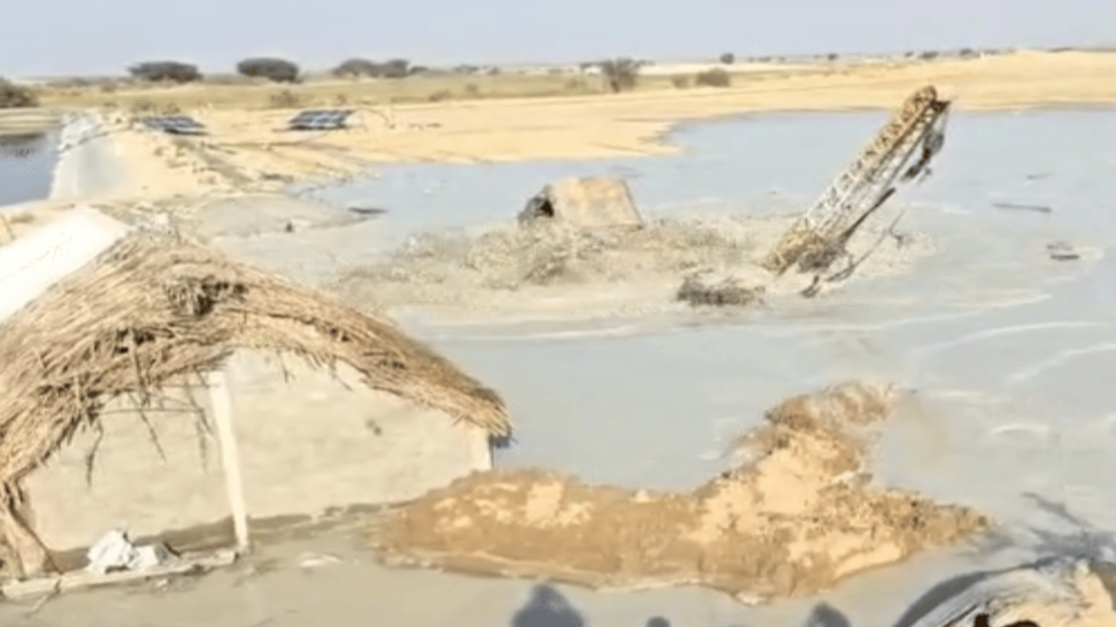 Jaisalmer Land Burst : जैसलमेर में फटी जमीन, जलमग्न हुआ रेगिस्तान, क्या प्रकट हुईं ‘माँ सरस्वती’
