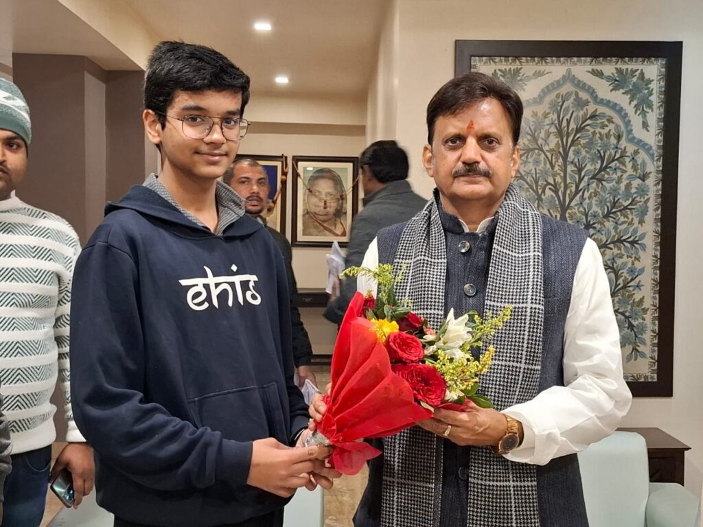 Talented shooter of Rewa Yash Pandey honored by Deputy Chief Minister