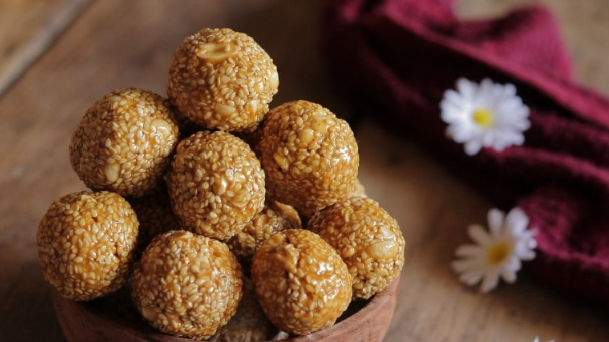 Sesame Laddu Recipe: सर्दियों में घर पर बनाएं तिल के लड्डू, जानें इसके फायदे और रेसिपी