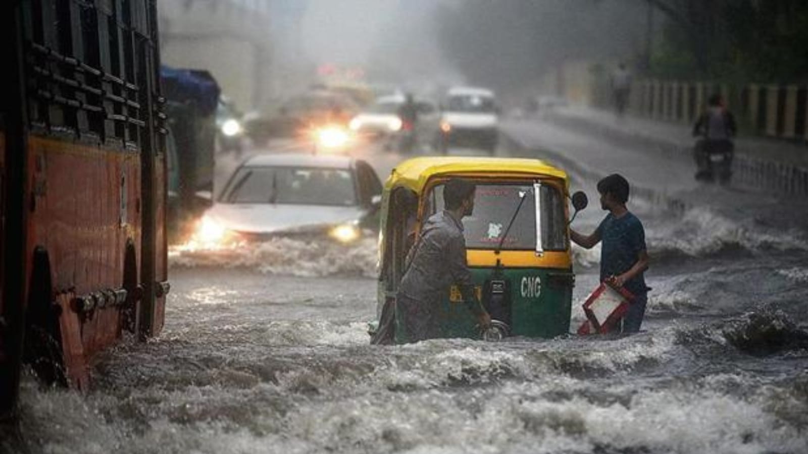 Delhi extreme rainfall alert : दिल्ली में भारी वर्षा अलर्ट, आंधी के साथ होगी ओलावृष्टि , जानें IMD का Update?