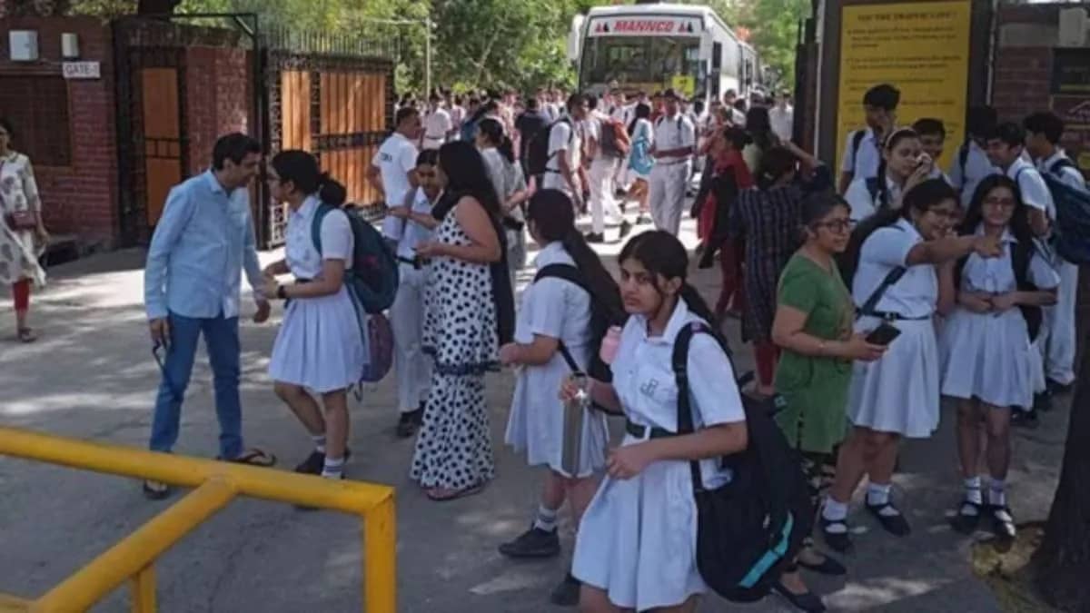 Delhi School Bomb Blast Threats: दिल्ली के 6 स्कूलों को E Mail के ज़रिए बम से उड़ाने की मिली धमकी