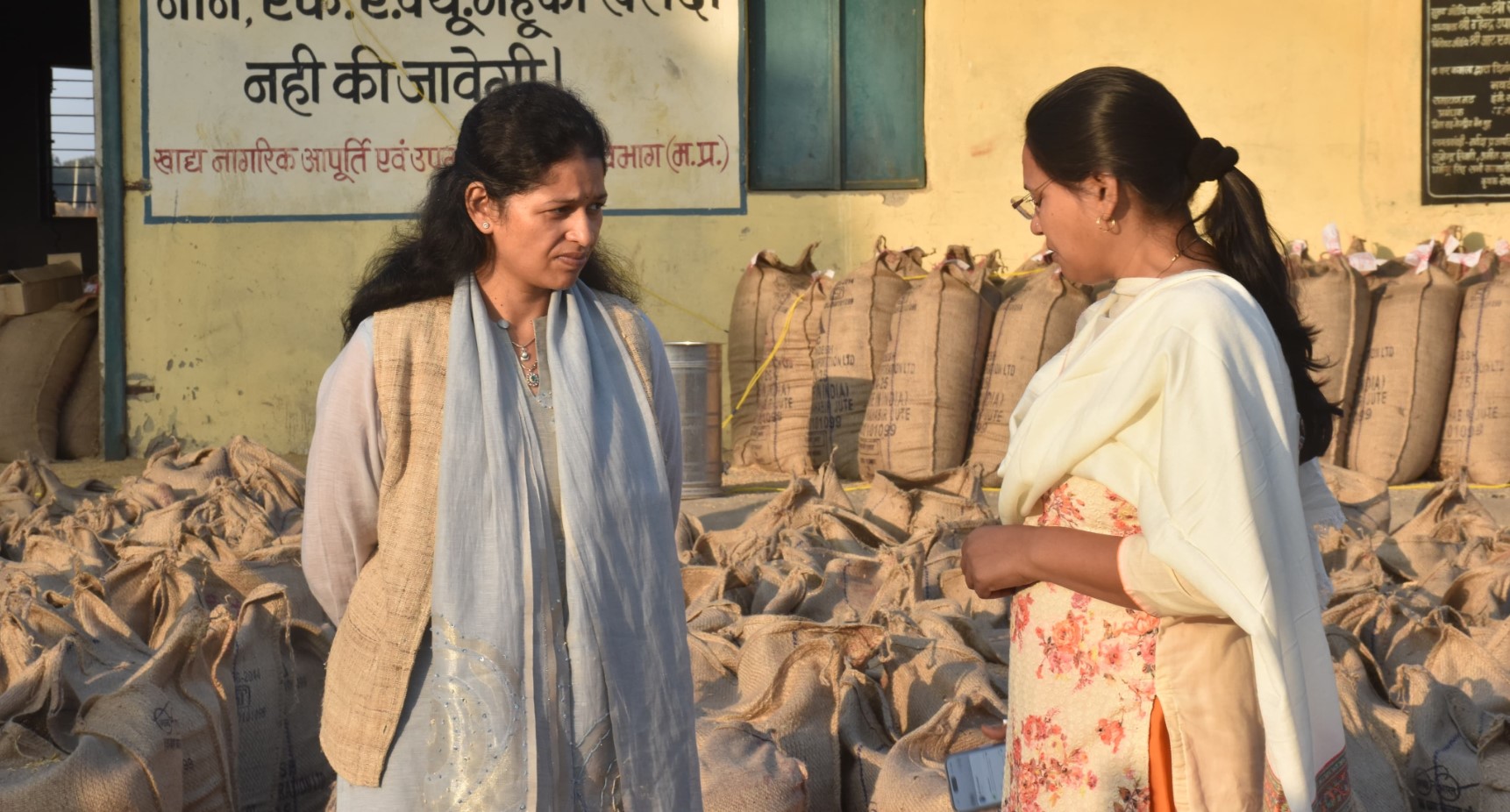 Rewa News: खरीदी केन्द्रों में पहुंची कलेक्टर, धान खरीदी में मानकों के पालन के साथ ही व्यवस्था बनाने के दिए निर्देश