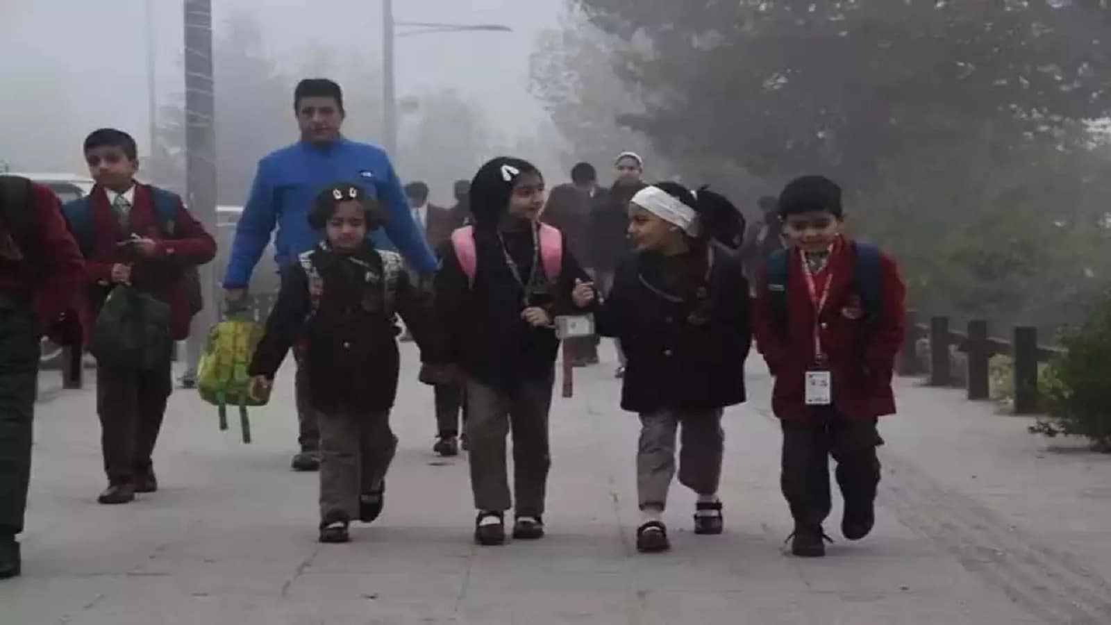 UP Winter Vacation 2024: यूपी में शीतलहर का प्रकोप, ठंडी हवा के चलते विद्यालयों में शीत अवकाश घोषित