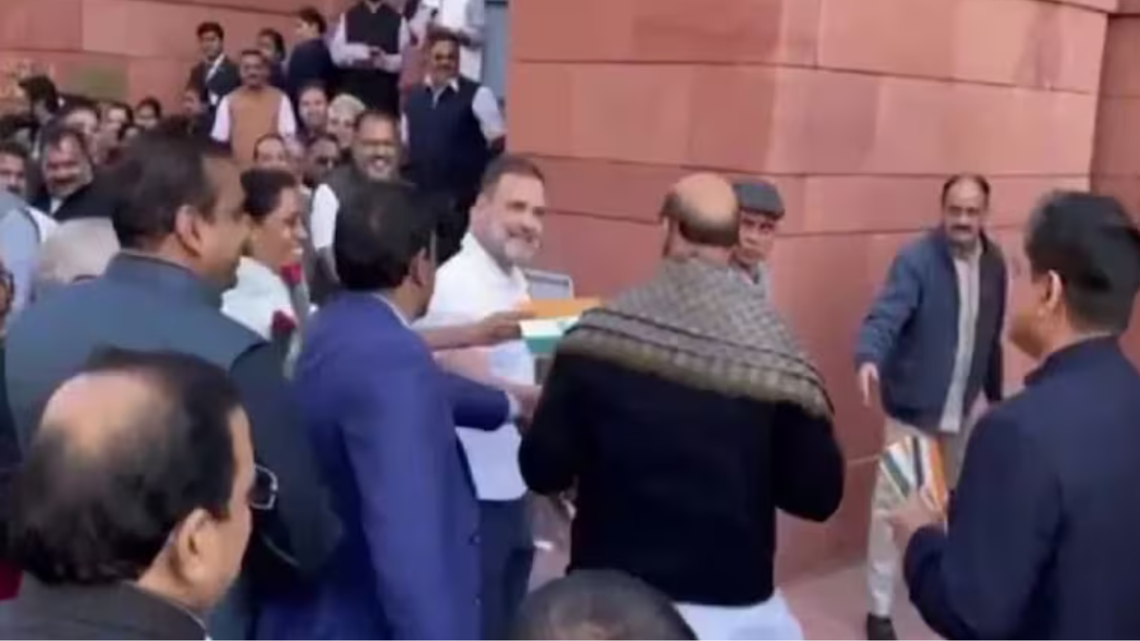 Rahul Gandhi ने रक्षा मंत्री Rajnath Singh को दिया गुलाब का फूल और तिरंगा, क्या है इसके पीछे का राज़?