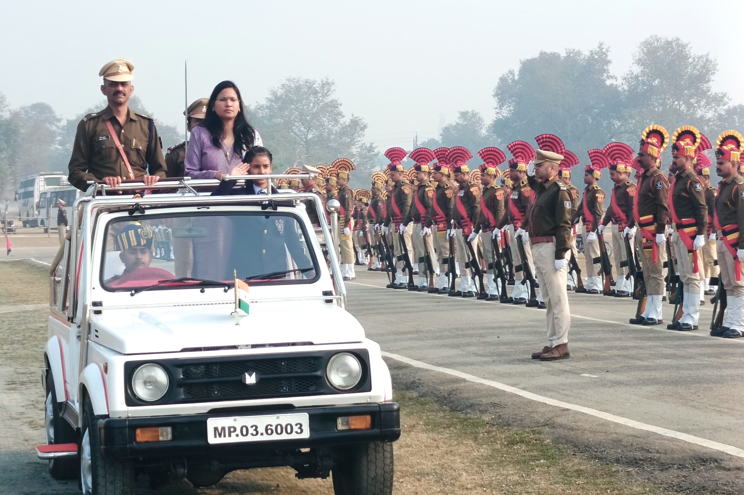 Rewa News: गणतंत्र दिवस की अंतिम रिहर्सल में छठवीं की छात्रा आम्या ने ध्वजारोहण कर परेड की सलामी ली