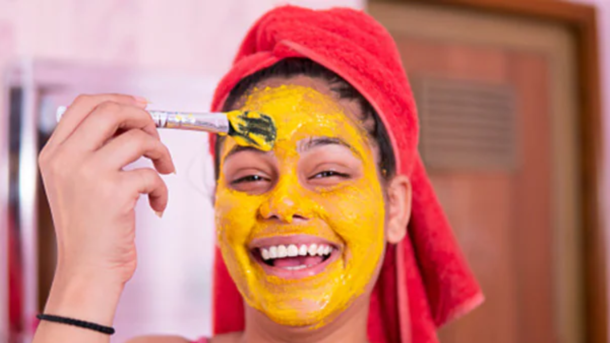 Skin Care: चेहरे से डेड स्किन हटाने और ग्लो बनाए रखने के लिए बेसन का यह फेस पैक है बेहद शानदार …